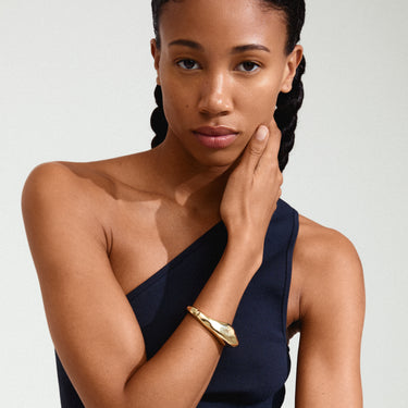 Pulsera sólida gruesa, forma irregular acabado martillado, baño de oro 18k — DUNE