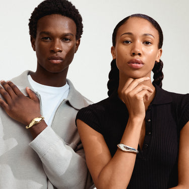 Pulsera sólida gruesa, forma irregular acabado martillado, baño de oro 18k — DUNE