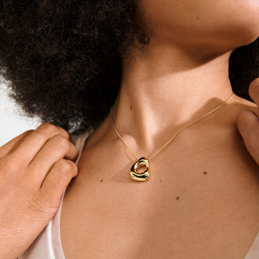 Collar cadena fina, colgante en forma de hagstone, baño de oro 18k — FREE