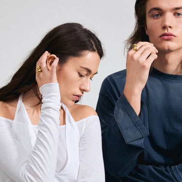 Anillo abierto grueso, forma orgánica, baño de oro 18k — BELIEVE