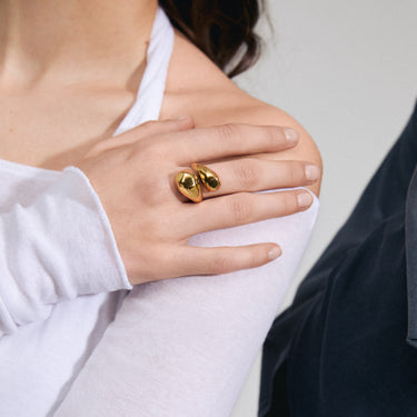 Anillo abierto grueso, forma orgánica, baño de oro 18k — BELIEVE