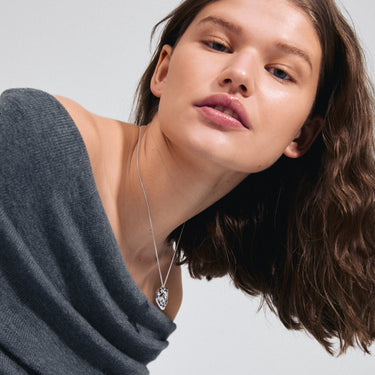 Collar con dije grande de corazón garabateado, baño de plata esterlina — BELIEVE