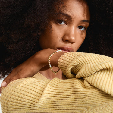 Pulsera elástica de cuentas sólidas de pepitas y perlas, baño de oro 18k — TIDE