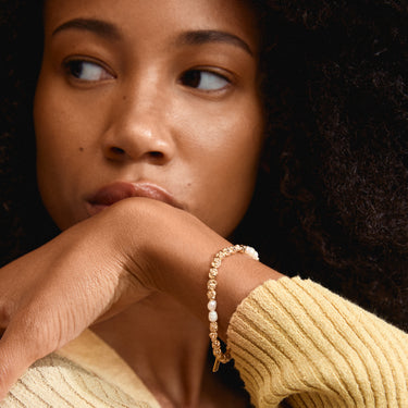 Pulsera elástica de cuentas sólidas de pepitas y perlas, baño de oro 18k — TIDE