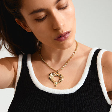 Collar con dije grande de corazón plano acabado martillado, baño de oro 18k — TIDE