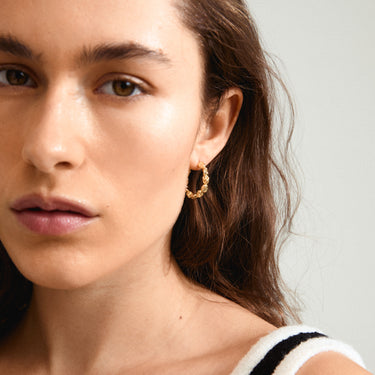 Aretes de aro, gruesos sólidos de forma irregurar baño de oro 18k — TIDE