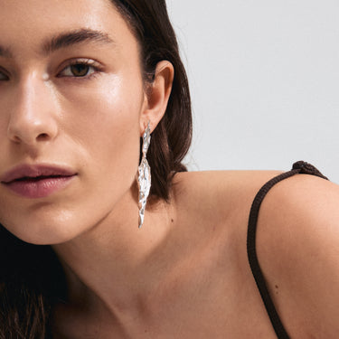 Aretes largos de botón, barra sólida forma orgánica, baño de plata esterlina — FEEL