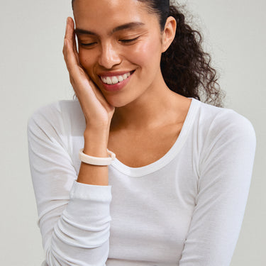 Pulsera bangle blanca, baño de plata esterlina — ECLIPSE