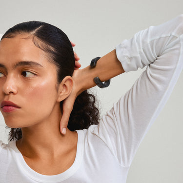 Plusera bangle gris, baño de oro 18k — ECLIPSE