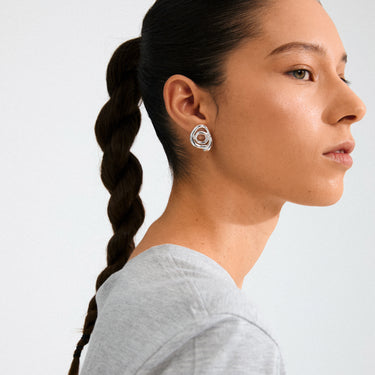 Aretes de botón, forma de garabato, baño de plata esterlina — UNFOLD