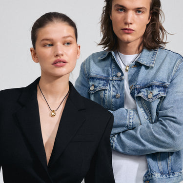 Collar lazo de cuero, dije sólido grande de gota, baño de oro 18k — INTENT