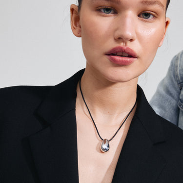 Collar lazo de cuero, dije sólido grande de gota, baño de plata esterlina — INTENT