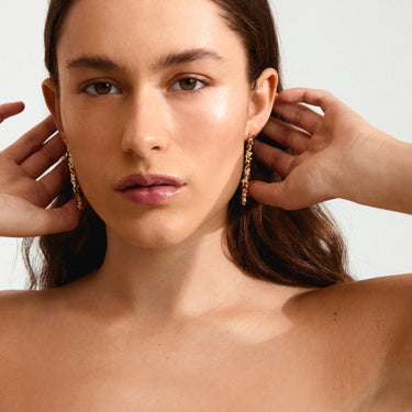 Aretes largos de eslabones de hojas con brillantes, baño de oro 18k — SUNSET