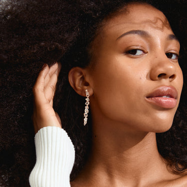 Aretes largos de eslabones de hojas con brillantes, baño de plata esterlina — SUNSET