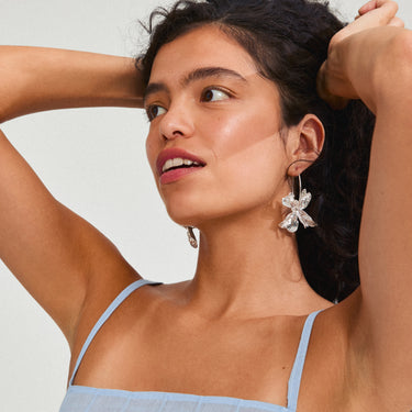 Aretes de aro, con colgantes florales, baño de plata esterlina — DREAM