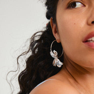 Aretes de aro, con colgantes florales, baño de plata esterlina — DREAM