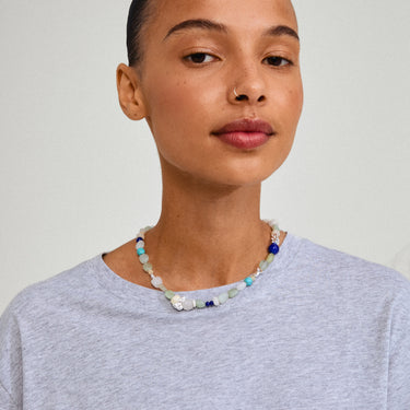 Collar cadena fina, con mezcla de piedras y cuentas, baño de plata esterlina — DREAM