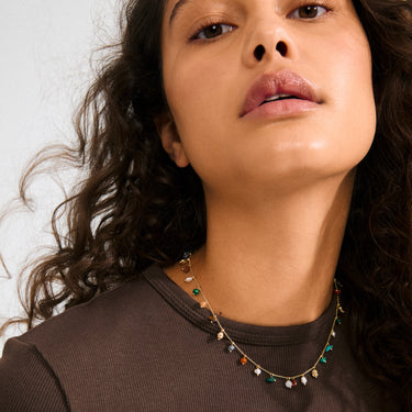 Collar cadena fina, con piedras semi preciosas, baño de oro 18k — BETWEEN