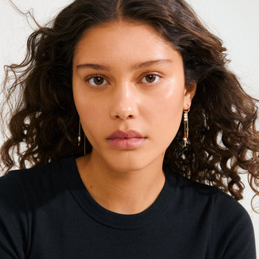 Aretes colgantes, diseño boho asimétrico, baño de oro 18k — BETWEEN