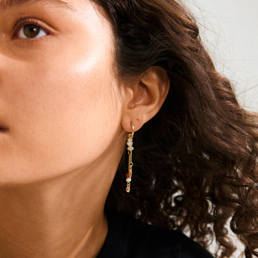 Aretes colgantes, diseño boho asimétrico, baño de oro 18k — BETWEEN