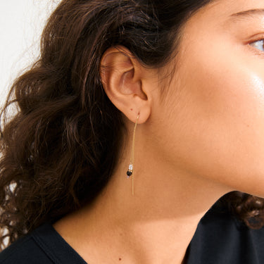 Aretes colgantes, diseño boho asimétrico, baño de oro 18k — BETWEEN