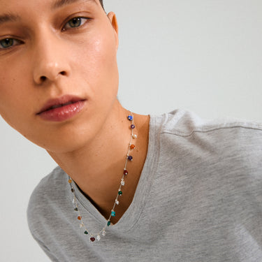 Collar cadena fina, con piedras semi preciosas, baño de plata esterlina — BETWEEN