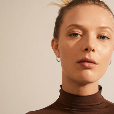 Aretes de aro mini, decoración burbujas sólidas, baño de plata esterlina — SOLIDARITY