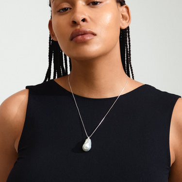Collar largo, cadena fina, perla grande colgante, baño de plata esterlina — SKY