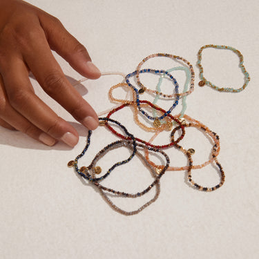 Pulsera elástica, cuentas nácar facetadas, negro / oxford — INDIE