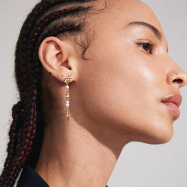 Aretes largos, colgante de perlas y formas orgánicas, baño de oro 18k — CONSTANCE