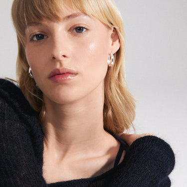 Aretes de aro gruesos, forma orgánica, baño de plata esterlina — ASHER