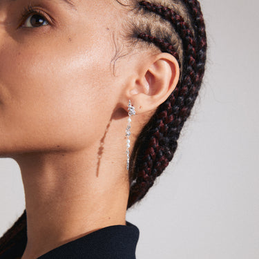 Aretes largos, colgante de perlas y formas orgánicas, baño de plata esterlina — CONSTANCE