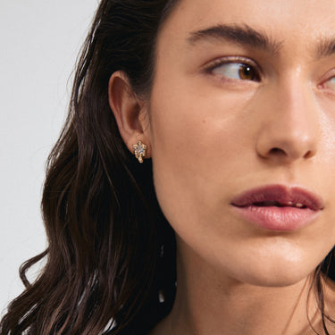 Aretes de botón, forma de hoja con brillante, baño de oro 18k — AIAS