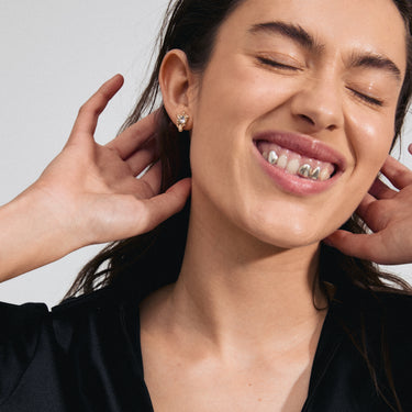 Aretes de botón, forma de hoja con brillante, baño de oro 18k — AIAS