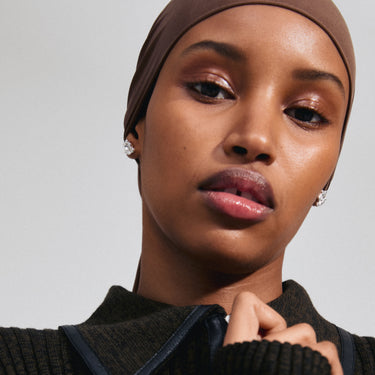 Aretes de botón, forma de hoja con brillante, baño de plata esterlina — AIAS