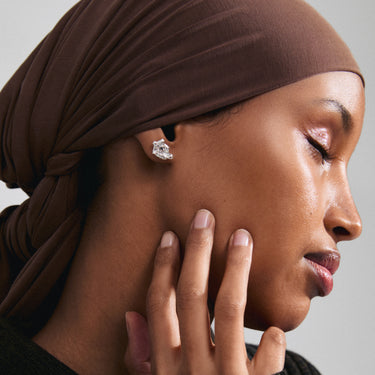 Aretes de botón, forma de hoja con brillante, baño de plata esterlina — AIAS