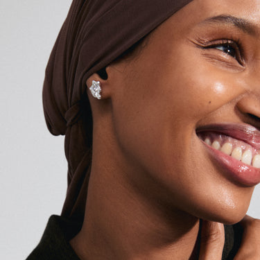 Aretes de botón, forma de hoja con brillante, baño de plata esterlina — AIAS