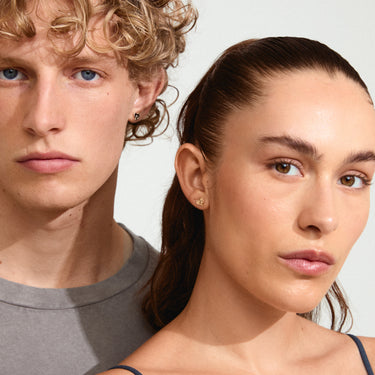 Aretes de botón, con pequeños corazones, baño de oro 18k — RYAN