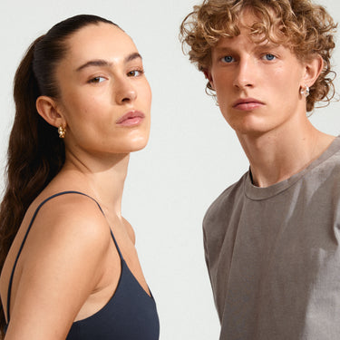 Aretes de aro gruesos, forma irregular, acabado martillado baño de oro 18k — ELLIOT