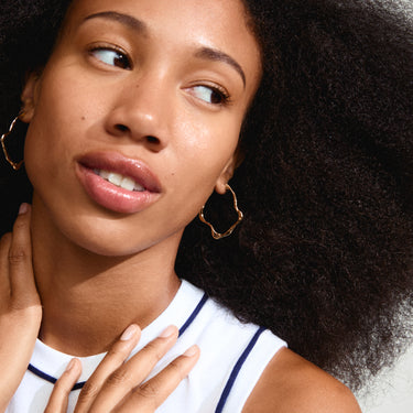 Aretes de aro grande, forma irregular baño de oro 18k — DYLAN