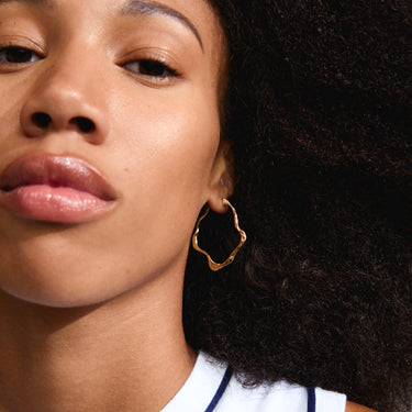 Aretes de aro grande, forma irregular baño de oro 18k — DYLAN