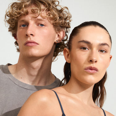 Aretes de botón, con pequeños corazones, baño de plata esterlina — RYAN