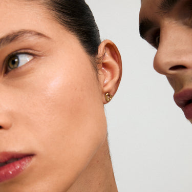 Aretes de botón, con pernos, diseño orgánico, baño de oro 18k — FREE