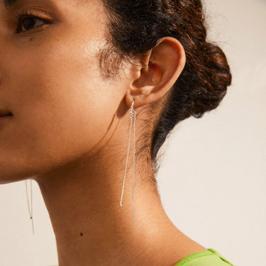 Aretes largos, colgante de cadena con perlas y brillante, baño de plata esterlina — ANDREA