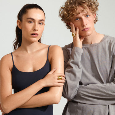 Anillo grande con bloque envolvente sólido, baño de oro 18k — KIERAN