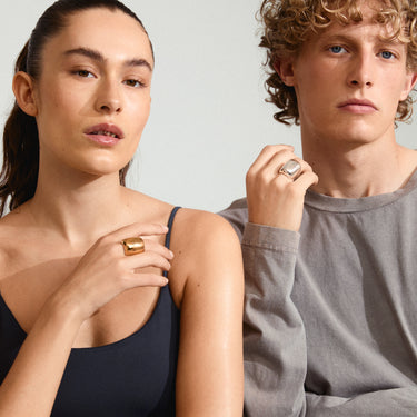 Anillo grande con bloque envolvente sólido, baño de plata esterlina — KIERAN