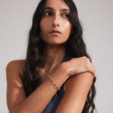 Pulsera charm con eslabones, baño de oro 18k — CHARM BRACELET