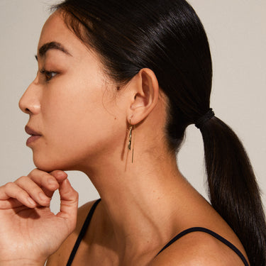 Aretes largos, barra forma orgánica y cadena, baño de oro 18k — ALBERTE