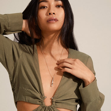 Collar con colgante de barra forma orgánica, baño de plata esterlina — ALBERTE