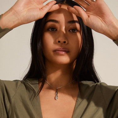 Collar con colgante de barra forma orgánica, baño de plata esterlina — ALBERTE